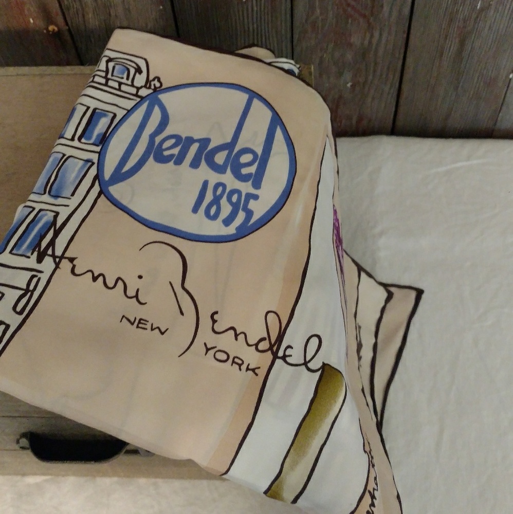 Henri Bendel 5th ave neck scarf